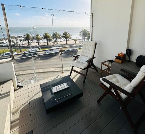a living room with a view of the beach at Casa do Mar Oeiras in Oeiras