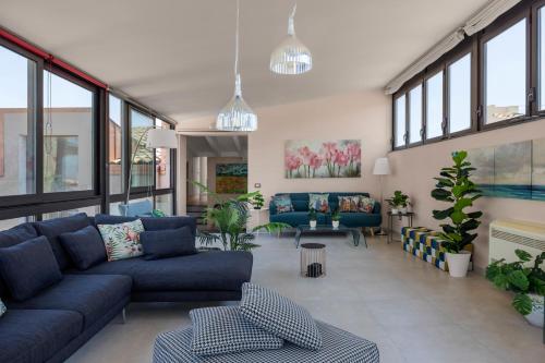 Posezení v ubytování Luxury Panoramic Loft with heated pool near Catania, Taormina, the Sea and Mount Etna by SicilianRelaxingHomes
