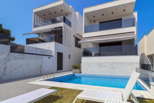 Maximus Luxury Villas Polychrono