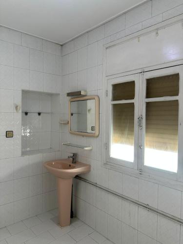 Koupelna v ubytování Appartement au cœur du centre d'Al Hoceïma situé au 4ème ETG