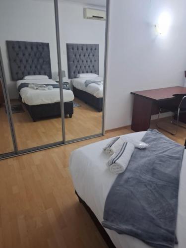Postel nebo postele na pokoji v ubytování Kliprivier Accommodation