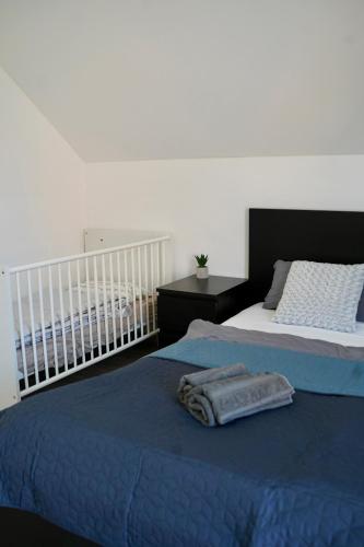 a bedroom with two beds with a blue blanket on it at PrimeBnb Schönbrunn in Schönbrunn