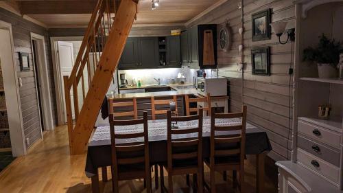 a kitchen with a table and chairs in a room at Romslig leilighet sommer og vinter in Tyinkrysset