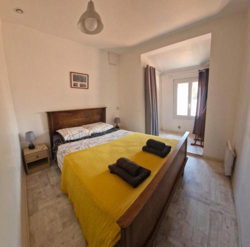 Un dormitorio con una cama con dos toallas encima. en Les Bleuets, en Saint Martin de Brehal