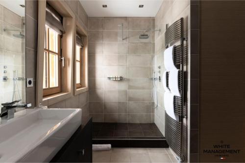 Ванная комната в Chalet Licorne Des Neiges - Somptueux chalet sur les hauteurs du Belvédère MAE-3934