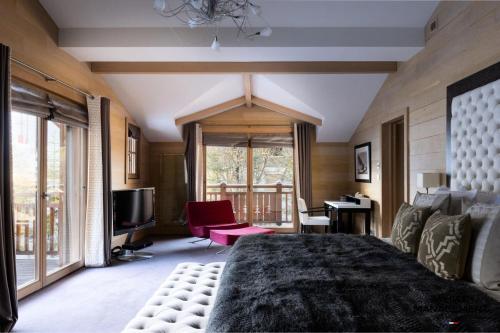 Кровать или кровати в номере Chalet Licorne Des Neiges - Somptueux chalet sur les hauteurs du Belvédère MAE-3934