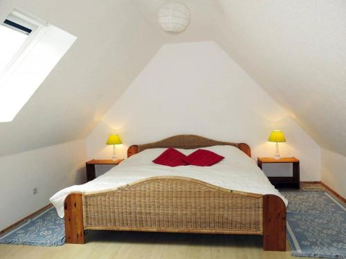 - une chambre avec un lit doté d'oreillers rouges dans l'établissement Résidence P26-tregastel - Run Rouz maison classée 2 proche mer, Wifi, jardin et parking MAE-3484, à Trégastel