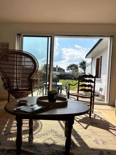 une table basse dans une pièce avec vue sur un patio dans l'établissement Résidence M08-4p-tregastel - Maison à 300 m. de la plage de Tourony MAE-2043, à Trégastel