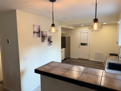 Kuchyň nebo kuchyňský kout v ubytování Super Cozy St Petersburg Bungalow