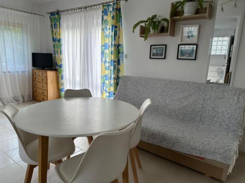 Televízia a/alebo spoločenská miestnosť v ubytovaní Relax Kruklanki