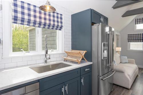 Ένα μπάνιο στο Cozy Cape Cod House by Rock Properties