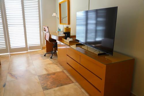 Телевизор и/или развлекательный центр в Palacio Mundo Imperial Riviera Diamante Acapulco All Inclusive
