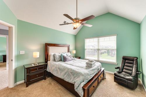 1 dormitorio con paredes verdes y ventilador de techo en Spacious Family Home with Patio in Graniteville!, en Graniteville