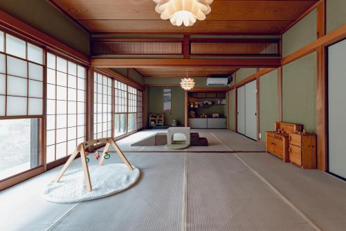 中津川市にあるえなや中津川の木製の天井が特徴のリビングルーム(大きな窓付)