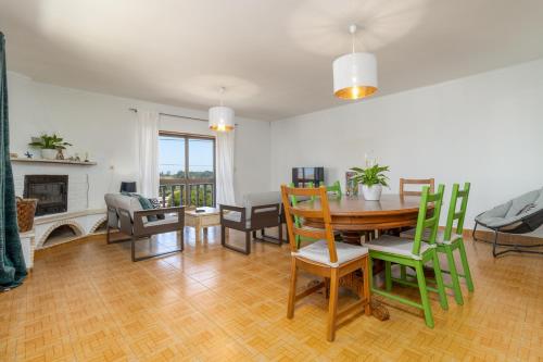 a living room with a table and chairs at Ericeira - Casa Tia Alice in Ericeira