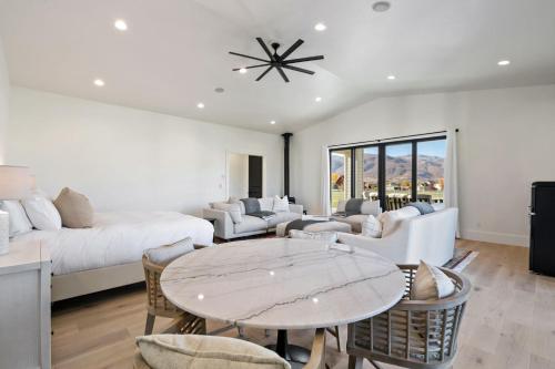 Ein Sitzbereich in der Unterkunft Studio Pool House by Xquisite Rentals
