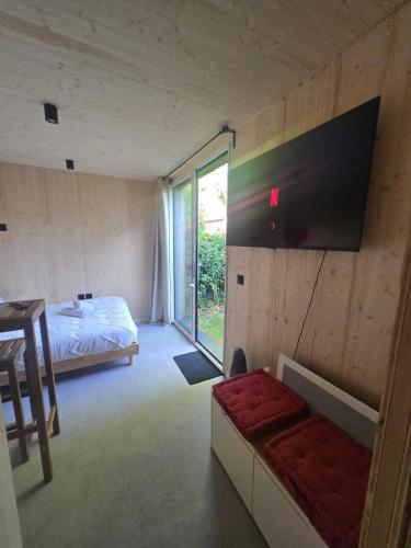 Ένα ή περισσότερα κρεβάτια σε δωμάτιο στο Greenlodge à 15 min from Paris