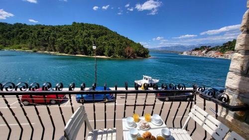 una mesa con comida junto a un cuerpo de agua en Seaside Time Capsule 66, en Novigrad (Dalmacia)