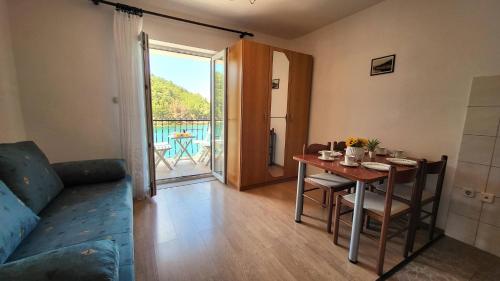 una sala de estar con una mesa y un sofá en Seaside Time Capsule 66, en Novigrad (Dalmacia)