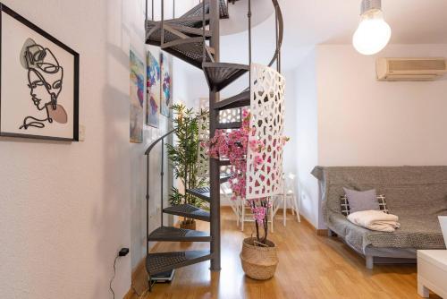 マラガにあるCentral Penthouse Apartmentのリビングルーム(ソファ付)の螺旋階段