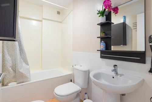 マラガにあるCentral Penthouse Apartmentの白いトイレと洗面台のあるバスルーム