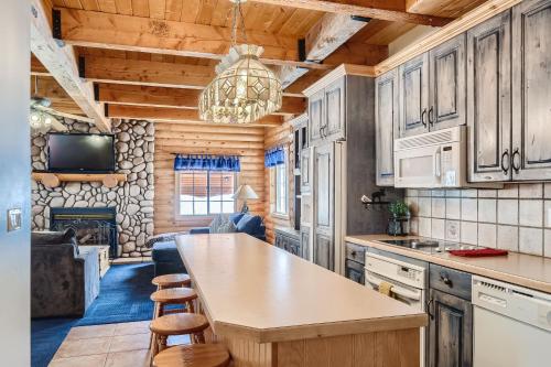 Una cocina con mesa y sillas en una cabaña. en 6 Bedroom Cabin by Xquisite Rentals, en Heber City