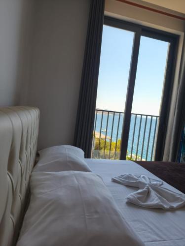 Postel nebo postele na pokoji v ubytování Saranda Xhulial 2 Apartament