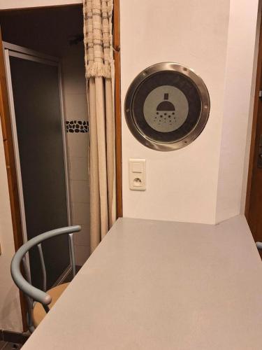 Cette chambre dispose d'une table et d'un mur avec une porte. dans l'établissement Résidence Le Catamaran - Charmant studio proche plage au grau du roi MAE-5401, au Grau-du-Roi