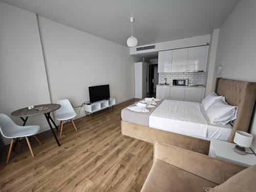 Postel nebo postele na pokoji v ubytování Bright Flat with Courtyard Pool