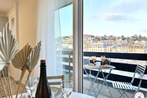 Le Panoramic View tesisinde bir balkon veya teras