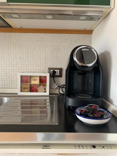 a toaster oven sitting on top of a kitchen counter at B&B da Viky in Marostica