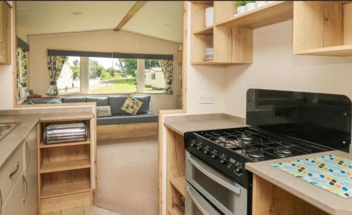 Kuchyň nebo kuchyňský kout v ubytování Caravan 6 - Blackmoor farm near tenby