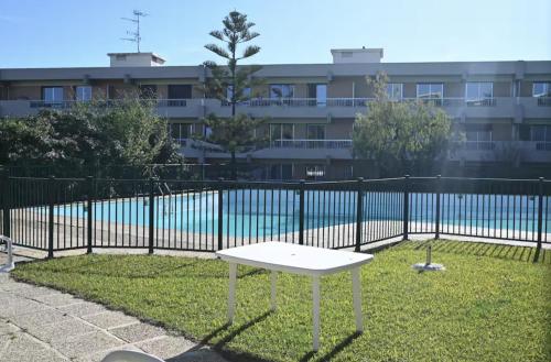 une table blanche devant une clôture noire dans l'établissement Cimiez studio aperçue Mer, à Nice
