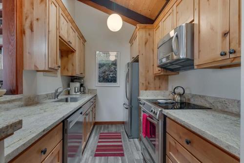 Kuchyň nebo kuchyňský kout v ubytování Lakefront at Chinquapin Unit 156
