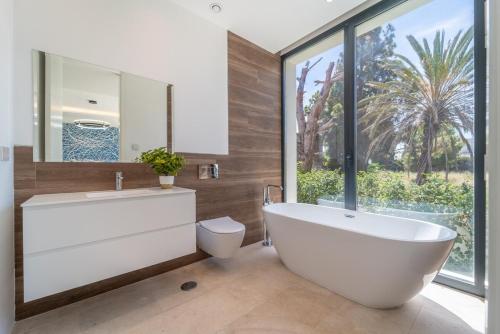 Brand New 7B Villa Zelda Beachside New Golden Mile