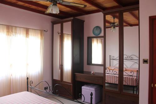 1 dormitorio con cama, tocador y espejo en Green Blue Beach House, en Baie Lazare Mahé