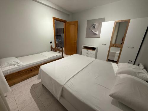 เตียงในห้องที่ Helios Apartament