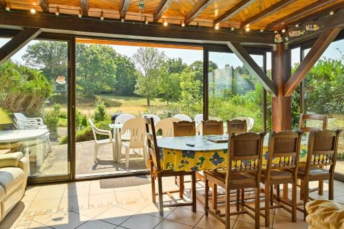 une salle à manger avec une table et des chaises dans l'établissement Maison de charme 300m2 Haslach 15 personnes grande salle à manger - Belles vues !, à Munster