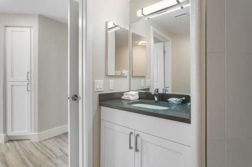 a bathroom with a sink and a mirror at Multiple Hollywood Apartments Hub in Los Angeles