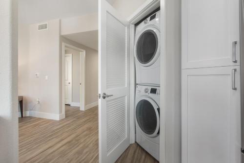 a laundry room with two washer and dryer at Multiple Hollywood Apartments Hub in Los Angeles