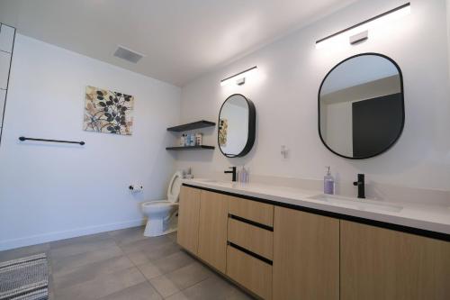a bathroom with a sink and a mirror and a toilet at Multiple Hollywood Apartments Hub in Los Angeles