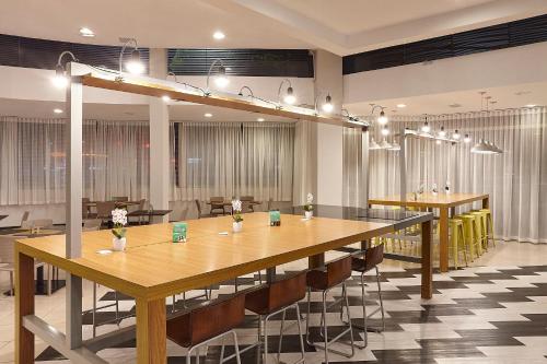 a conference room with wooden tables and chairs at Hotel Nacional Inn Bauru in Bauru