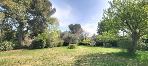 Appartement au calme à 5min du centre d'Aix-en-Provence avec terrasse vue sur jardin & parking privé