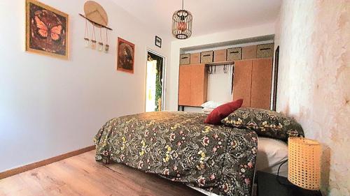 a bedroom with a bed in a room at L'Atelier des Rêves - Clim - Netflix - Wifi - Jardin in Castelnau-dʼEstrétefonds