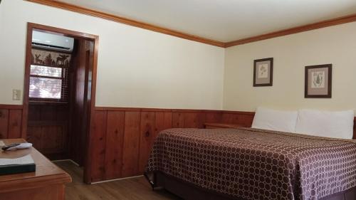 Kernville Innにあるベッド