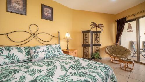 a bedroom with a bed and a chair at Sonoran Sun in Campo del Medio