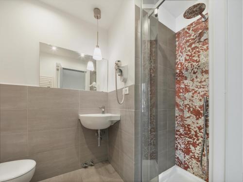 Un baño con lavabo, inodoro y ducha. en La Casa delle Acciughe Guest House, en La Spezia