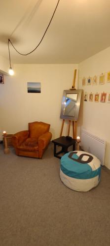un salon avec un canapé et une chaise dans l'établissement Le belvédère de Glazen, à Douarnenez