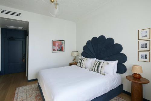 サンディエゴにあるGranger Hotel San Diego Downtown, A Part of Marriott Bonvoyのベッドルーム(白いベッド、黒いヘッドボード付)