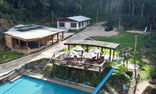 an aerial view of a house with a swimming pool at Hotel Pousada Riacho da Areia in Águas de Lindóia